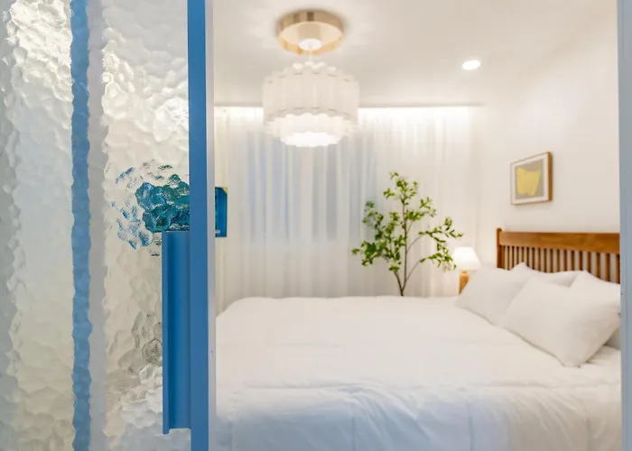 Apartment 신규할인, Free Luggage Storage, Gangnam, Yeoksam, Near Gangnam Station, Gangnam Plastic Surgery Clinics, Garosu-gil, Apgujeong Rodeo Street, Coex Mall, Gangnam Wedding Venues, Airport Bus Access *
