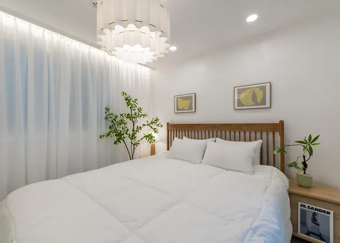 신규할인, Free Luggage Storage, Gangnam, Yeoksam, Near Gangnam Station, Gangnam Plastic Surgery Clinics, Garosu-gil, Apgujeong Rodeo Street, Coex Mall, Gangnam Wedding Venues, Airport Bus Access Apartment *