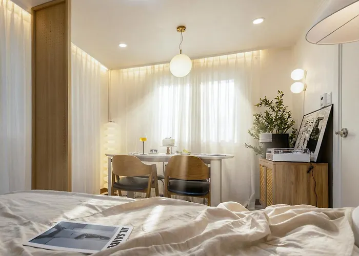 신규할인, Free Luggage Storage, Gangnam, Yeoksam, Near Gangnam Station, Gangnam Plastic Surgery Clinics, Garosu-gil, Apgujeong Rodeo Street, Coex Mall, Gangnam Wedding Venues, Airport Bus Access Apartment Seoul