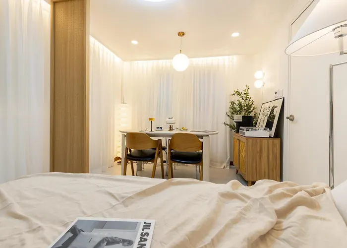 신규할인, Free Luggage Storage, Gangnam, Yeoksam, Near Gangnam Station, Gangnam Plastic Surgery Clinics, Garosu-gil, Apgujeong Rodeo Street, Coex Mall, Gangnam Wedding Venues, Airport Bus Access *