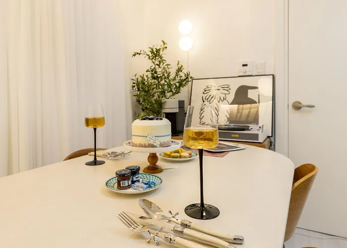 신규할인, Free Luggage Storage, Gangnam, Yeoksam, Near Gangnam Station, Gangnam Plastic Surgery Clinics, Garosu-gil, Apgujeong Rodeo Street, Coex Mall, Gangnam Wedding Venues, Airport Bus Access Seoul