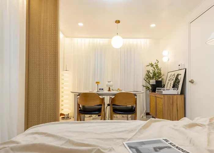 신규할인, Free Luggage Storage, Gangnam, Yeoksam, Near Gangnam Station, Gangnam Plastic Surgery Clinics, Garosu-gil, Apgujeong Rodeo Street, Coex Mall, Gangnam Wedding Venues, Airport Bus Access * Seoul