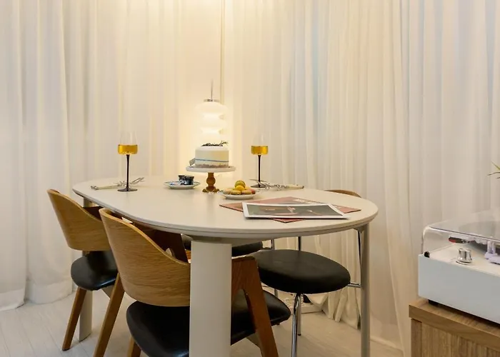 Apartment 신규할인, Free Luggage Storage, Gangnam, Yeoksam, Near Gangnam Station, Gangnam Plastic Surgery Clinics, Garosu-gil, Apgujeong Rodeo Street, Coex Mall, Gangnam Wedding Venues, Airport Bus Access *