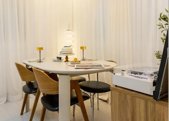 신규할인, Free Luggage Storage, Gangnam, Yeoksam, Near Gangnam Station, Gangnam Plastic Surgery Clinics, Garosu-gil, Apgujeong Rodeo Street, Coex Mall, Gangnam Wedding Venues, Airport Bus Access Apartment