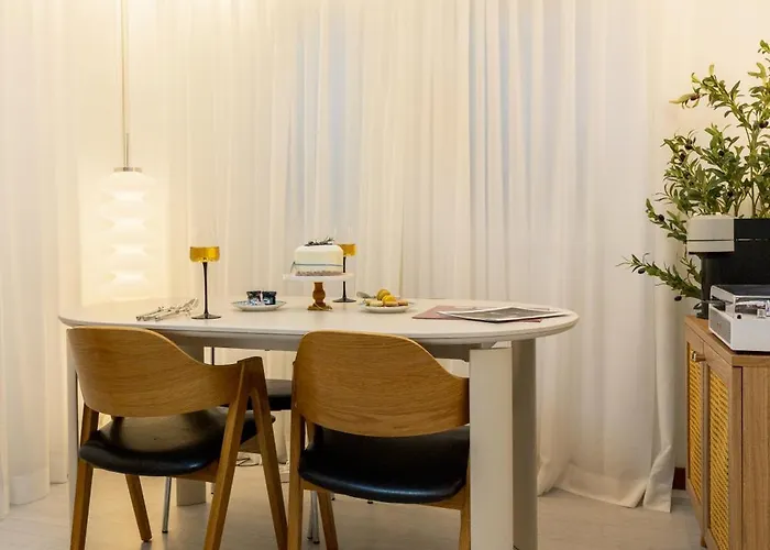 Apartment 신규할인, Free Luggage Storage, Gangnam, Yeoksam, Near Gangnam Station, Gangnam Plastic Surgery Clinics, Garosu-gil, Apgujeong Rodeo Street, Coex Mall, Gangnam Wedding Venues, Airport Bus Access *