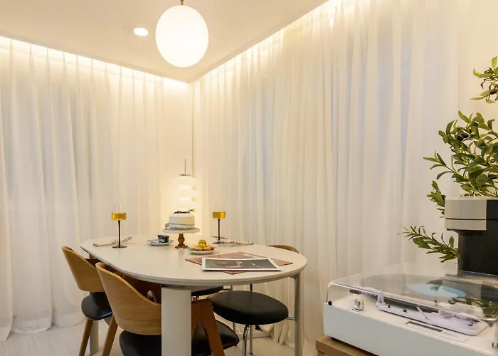 Apartment 신규할인, Free Luggage Storage, Gangnam, Yeoksam, Near Gangnam Station, Gangnam Plastic Surgery Clinics, Garosu-gil, Apgujeong Rodeo Street, Coex Mall, Gangnam Wedding Venues, Airport Bus Access Seoul