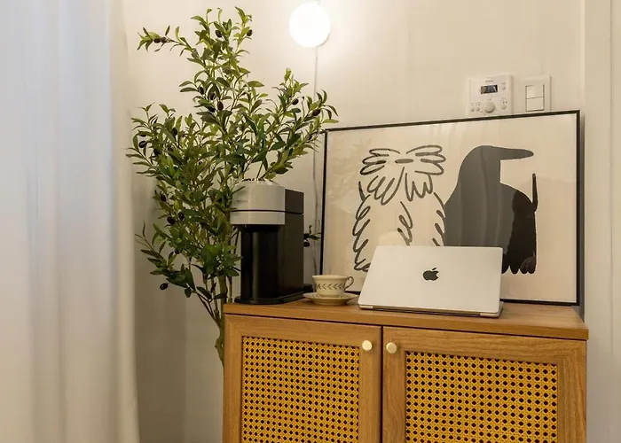 신규할인, Free Luggage Storage, Gangnam, Yeoksam, Near Gangnam Station, Gangnam Plastic Surgery Clinics, Garosu-gil, Apgujeong Rodeo Street, Coex Mall, Gangnam Wedding Venues, Airport Bus Access Apartment *