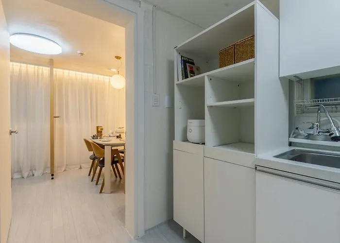 신규할인, Free Luggage Storage, Gangnam, Yeoksam, Near Gangnam Station, Gangnam Plastic Surgery Clinics, Garosu-gil, Apgujeong Rodeo Street, Coex Mall, Gangnam Wedding Venues, Airport Bus Access *