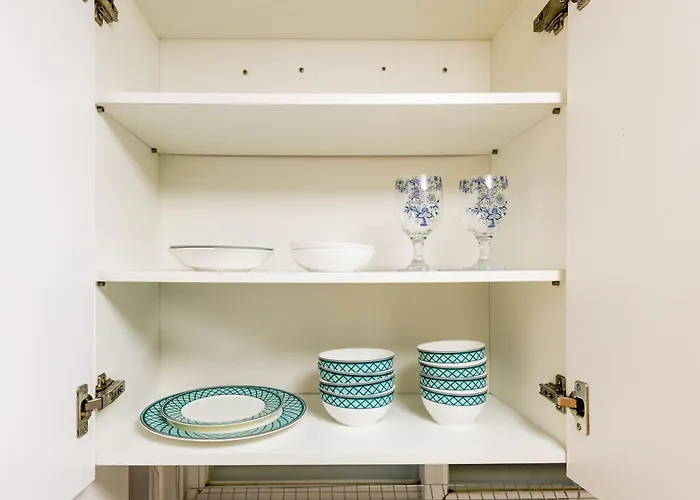 Apartment 신규할인, Free Luggage Storage, Gangnam, Yeoksam, Near Gangnam Station, Gangnam Plastic Surgery Clinics, Garosu-gil, Apgujeong Rodeo Street, Coex Mall, Gangnam Wedding Venues, Airport Bus Access *