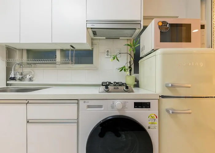 신규할인, Free Luggage Storage, Gangnam, Yeoksam, Near Gangnam Station, Gangnam Plastic Surgery Clinics, Garosu-gil, Apgujeong Rodeo Street, Coex Mall, Gangnam Wedding Venues, Airport Bus Access Apartment *