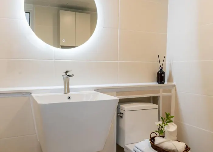 신규할인, Free Luggage Storage, Gangnam, Yeoksam, Near Gangnam Station, Gangnam Plastic Surgery Clinics, Garosu-gil, Apgujeong Rodeo Street, Coex Mall, Gangnam Wedding Venues, Airport Bus Access * Seoul