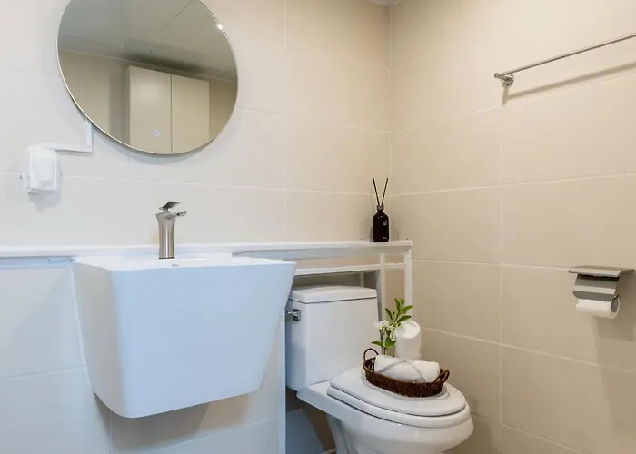 신규할인, Free Luggage Storage, Gangnam, Yeoksam, Near Gangnam Station, Gangnam Plastic Surgery Clinics, Garosu-gil, Apgujeong Rodeo Street, Coex Mall, Gangnam Wedding Venues, Airport Bus Access * Seoul