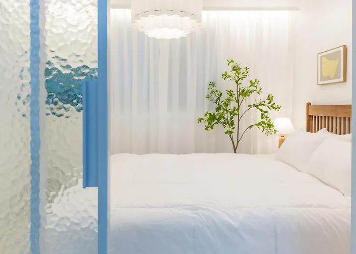 신규할인, Free Luggage Storage, Gangnam, Yeoksam, Near Gangnam Station, Gangnam Plastic Surgery Clinics, Garosu-gil, Apgujeong Rodeo Street, Coex Mall, Gangnam Wedding Venues, Airport Bus Access * Seoul